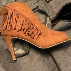 Beautiful sweet brown shoe with branches on the side I love the shoe